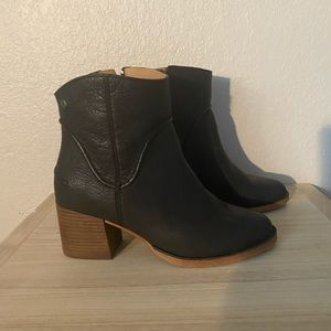 UGG, SIZE 8, BLACK LEATHER BOOTIES